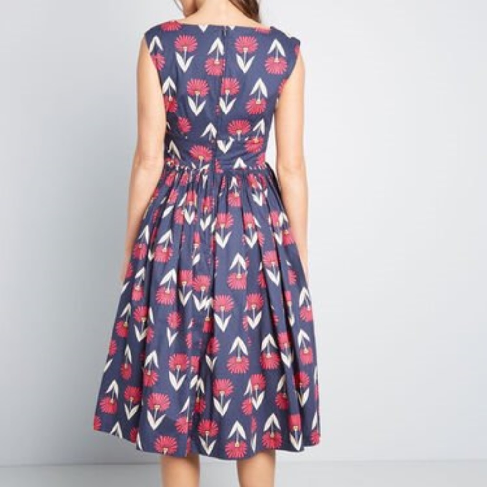 Fabulous Fit and Flare V-Neck Dress, sz 14